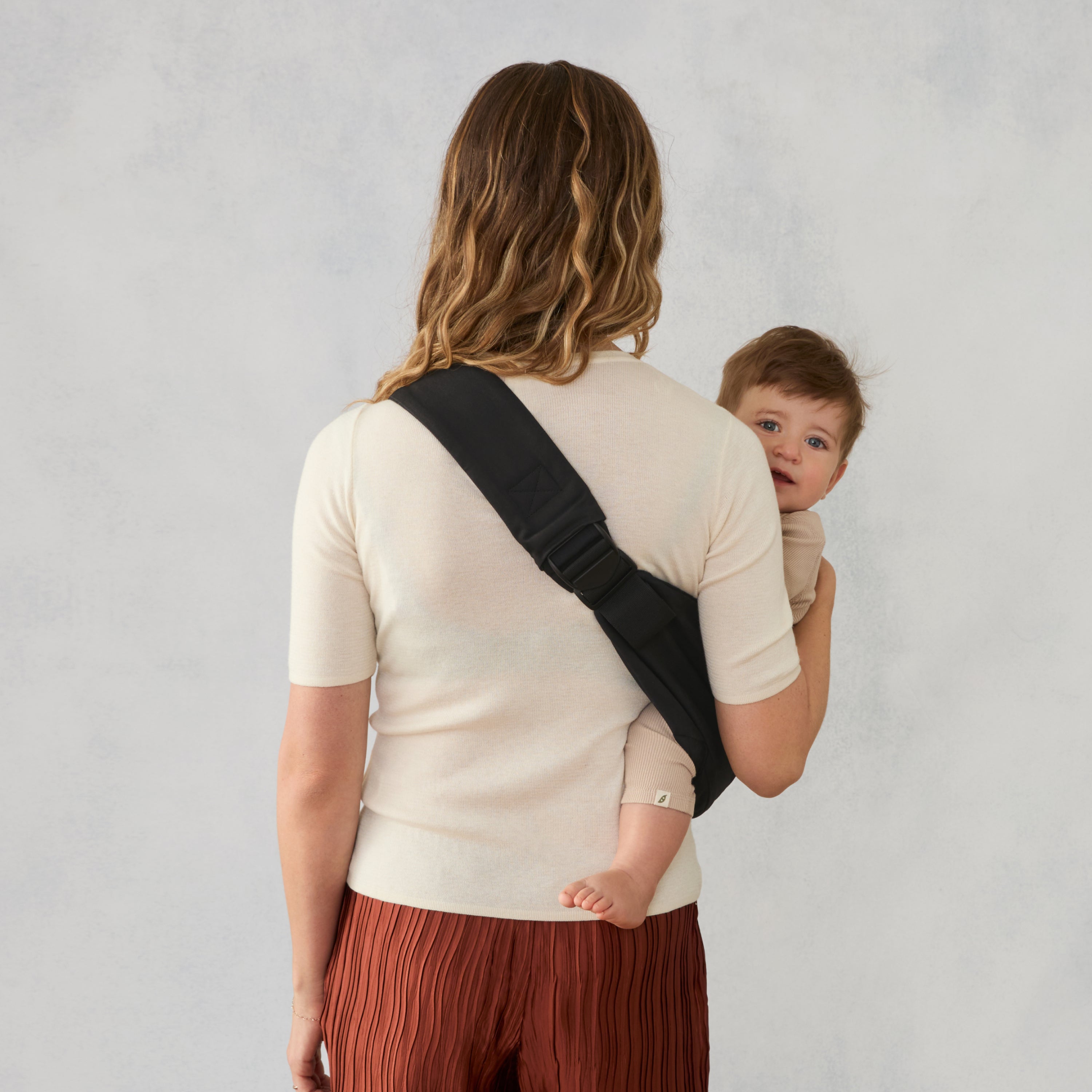 Onyx Black Upsie Sling Carrier